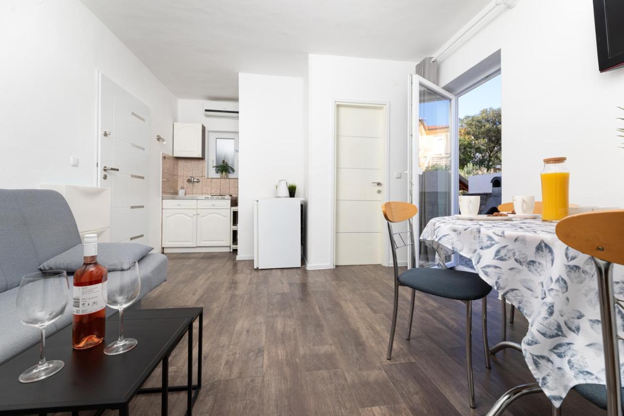 Apartments Aisa* Countryside Holiday Just 500M From The Beach! 크르크 외부 사진